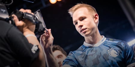 Jonathan “EliGE” Jablonowski wins EPL Season 9 MVP award