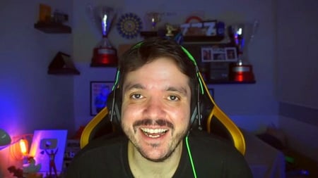 Gaules surpasses xQc on Twitch with 28m hours streamed in May