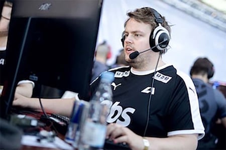 Apeks replaces Polly on the coaching staff with MithR.